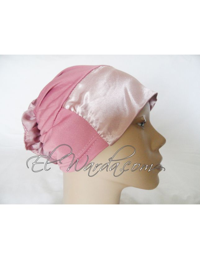Bonnet à fleur rose pastel.